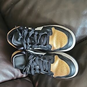 Womens air jordan low 'gold toes'